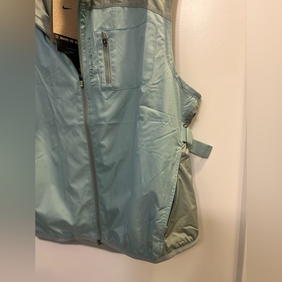 NWT Nike Women’s Repel Trail Running Vest in Mica Mint Green - Picture 9 of 14